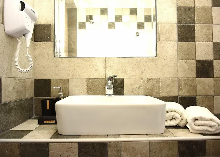 Anna Pousi & 奥马斯帕纳吉亚斯