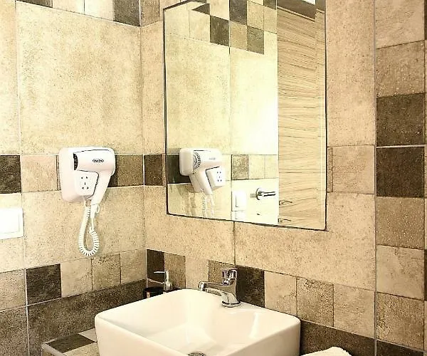 Anna Pousi & * 奥马斯帕纳吉亚斯