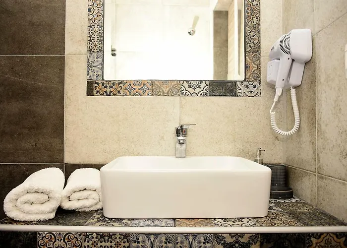 Anna Pousi & * 奥马斯帕纳吉亚斯